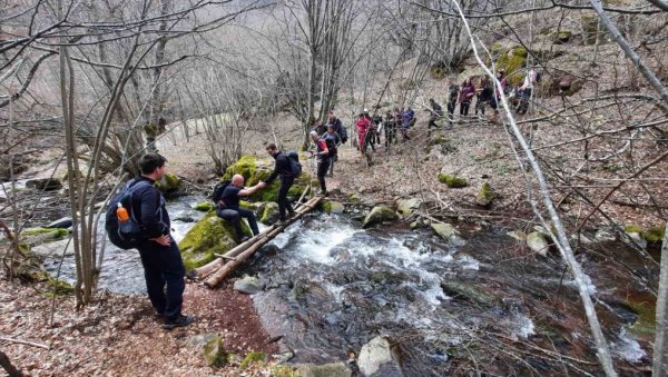 ДОБРА НАЈАВА ЗА СЕЗОНУ: Заљубљеници у природу већ походе Стару планину (ФОТО) ДОБРА НАЈАВА ЗА СЕЗОНУ: Заљубљеници у природу већ походе Стару планину (ФОТО)