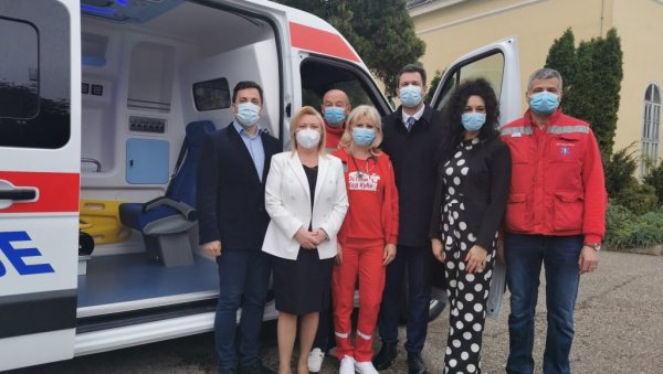 БОЛНИЦИ “НОВО РУХО”: Шабачки Дом здравља добио ново санитетско возило БОЛНИЦИ “НОВО РУХО”: Шабачки Дом здравља добио ново санитетско возило