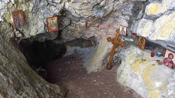 ПЕЋИНА ПОНОВО ОКУПЉА ВЕРНИКЕ: Група Требињаца успела је да пронађе чувено место о којем су се преносиле приче са колена на колено ПЕЋИНА ПОНОВО ОКУПЉА ВЕРНИКЕ: Група Требињаца успела је да пронађе чувено место о којем су се преносиле приче са колена на колено