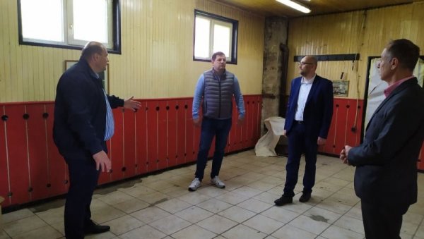 КЉУЧНО ДЕЦУ УСМЕРИТИ НА СПОРТ: Боровчанин и Колар посетили просторије Вутекс-Слоге, ускоро отварање бокс клуба КЉУЧНО ДЕЦУ УСМЕРИТИ НА СПОРТ: Боровчанин и Колар посетили просторије Вутекс-Слоге, ускоро отварање бокс клуба
