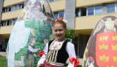 ЂАЦИ УЛЕПШАЛИ ПРАЗНИК: Осликана васкршња јаја пред зградом Градске управе у Краљеву ЂАЦИ УЛЕПШАЛИ ПРАЗНИК: Осликана васкршња јаја пред зградом Градске управе у Краљеву