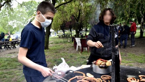 PLJUŠTAĆE KAZNE I ZA PRVI MAJ: Ovo su pravila za praznike - na uranak samo u grupama od pet ljudi PLJUŠTAĆE KAZNE I ZA PRVI MAJ: Ovo su pravila za praznike - na uranak samo u grupama od pet ljudi