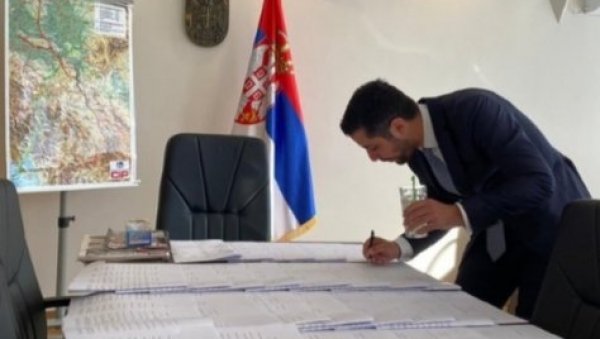ВЕЖБАЊЕ ПОТПИСА: Томислав Момировић показао да уме да прими шалу на свој рачун ВЕЖБАЊЕ ПОТПИСА: Томислав Момировић показао да уме да прими шалу на свој рачун