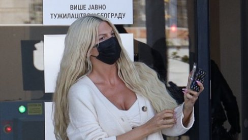 БЕЛА ОД ГЛАВЕ ДО ПЕТЕ: Необичан имиџ Јелене Карлеуше у Палати правде БЕЛА ОД ГЛАВЕ ДО ПЕТЕ: Необичан имиџ Јелене Карлеуше у Палати правде