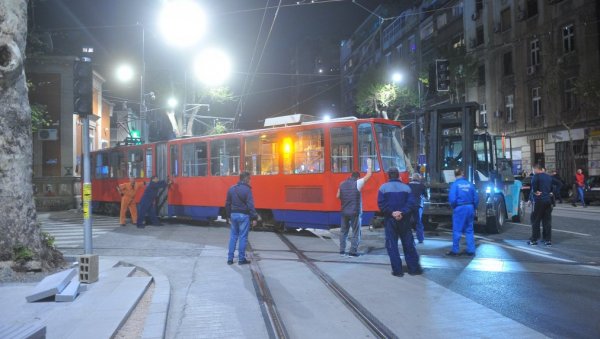 ТРАМВАЈ ПОКУШАВАЈУ ДА ВРАТЕ У ШИНЕ: Дизалице и виљушкари на месту незгоде на Дорћолу (ФОТО) ТРАМВАЈ ПОКУШАВАЈУ ДА ВРАТЕ У ШИНЕ: Дизалице и виљушкари на месту незгоде на Дорћолу (ФОТО)