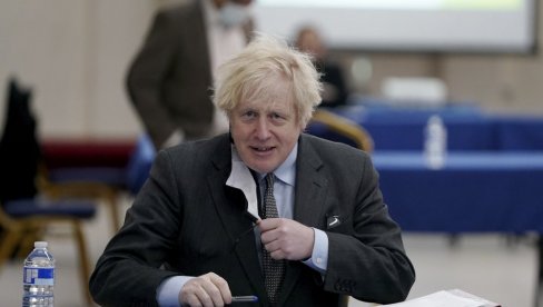 POPUŠTANJE MERA U ENGLESKOJ: Britanski premijer dozvolio oprezno grljenje POPUŠTANJE MERA U ENGLESKOJ: Britanski premijer dozvolio oprezno grljenje
