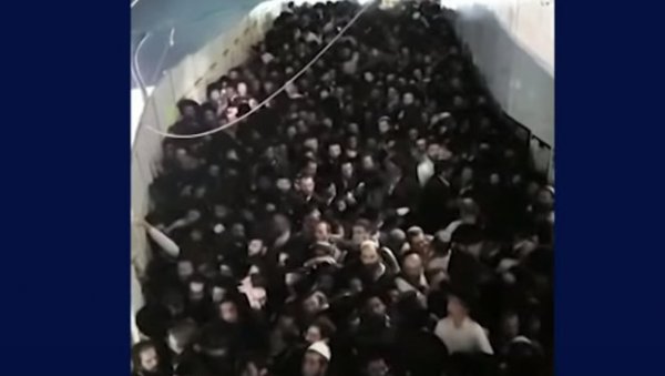 СТРАВИЧНИ СНИМАК ИЗ ИЗРАЕЛА: Људи су падали једни преко других и котрљали се низ клизаве степенице (ВИДЕО) СТРАВИЧНИ СНИМАК ИЗ ИЗРАЕЛА: Људи су падали једни преко других и котрљали се низ клизаве степенице (ВИДЕО)