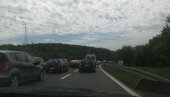 ХАОС НА ИЗЛАЗУ ИЗ БЕОГРАДА: Километарске колоне на ауто-путу (ФОТО, ВИДЕО) ХАОС НА ИЗЛАЗУ ИЗ БЕОГРАДА: Километарске колоне на ауто-путу (ФОТО, ВИДЕО)