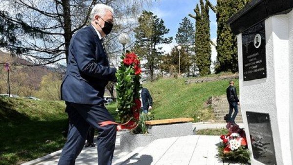 ПОЛАГАЊЕ ВЕНАЦА У МУРИНУ: Почаст за жртве настрадале у НАТО агресији ПОЛАГАЊЕ ВЕНАЦА У МУРИНУ: Почаст за жртве настрадале у НАТО агресији