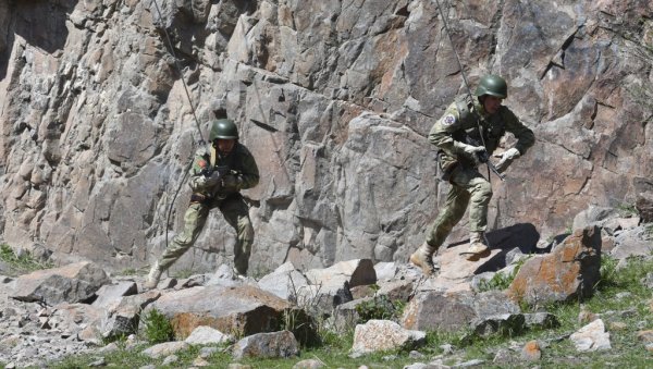 ДВЕ ДРЖАВЕ ЗАРАТИЛЕ ОКО ВОДЕ: Пуцњава је прекинута, погинуло 20, рањено 150 људи ДВЕ ДРЖАВЕ ЗАРАТИЛЕ ОКО ВОДЕ: Пуцњава је прекинута, погинуло 20, рањено 150 људи
