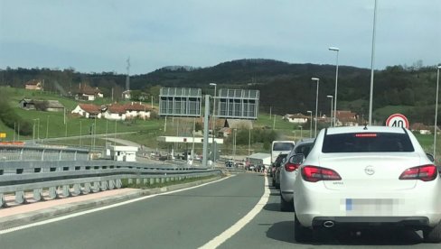 НОРМАЛИЗОВАН САОБРАЋАЈ У ТУНЕЛУ БРЂАНИ: Километарске колоне на наплатној рампи Прељина и Таково НОРМАЛИЗОВАН САОБРАЋАЈ У ТУНЕЛУ БРЂАНИ: Километарске колоне на наплатној рампи Прељина и Таково