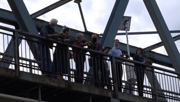 ПОТРЕСНЕ СЦЕНЕ НА МОСТУ У ТРСТЕНИКУ: НАТО бомбе су убиле Надежду и Дејана - суграђани неће заборавити злочин (ФОТО) ПОТРЕСНЕ СЦЕНЕ НА МОСТУ У ТРСТЕНИКУ: НАТО бомбе су убиле Надежду и Дејана - суграђани неће заборавити злочин (ФОТО)