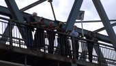 ПОТРЕСНЕ СЦЕНЕ НА МОСТУ У ТРСТЕНИКУ: НАТО бомбе су убиле Надежду и Дејана - суграђани неће заборавити злочин (ФОТО)