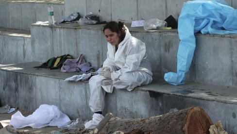 ИНДИЈА НА ИВИЦИ ПОТПУНЕ КАТАСТРОФЕ: Тела спаљују на ломачама, људи из очаја раде једну опасну ствар (ФОТО) ИНДИЈА НА ИВИЦИ ПОТПУНЕ КАТАСТРОФЕ: Тела спаљују на ломачама, људи из очаја раде једну опасну ствар (ФОТО)