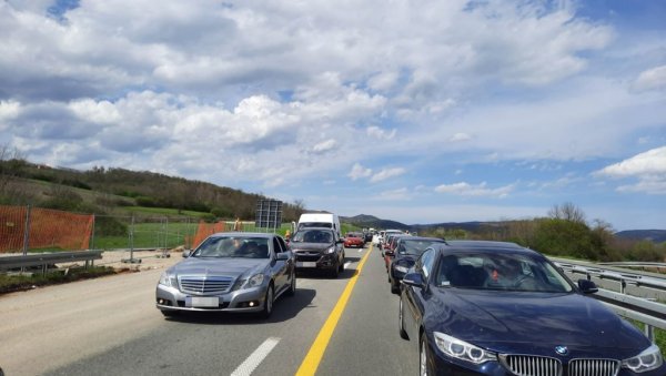 ОБАВЕШТЕЊЕ ЗА ВОЗАЧЕ: Успорен саобраћај на Милошу Великом, због незгоде за возила отворена само претицајна трака ОБАВЕШТЕЊЕ ЗА ВОЗАЧЕ: Успорен саобраћај на Милошу Великом, због незгоде за возила отворена само претицајна трака