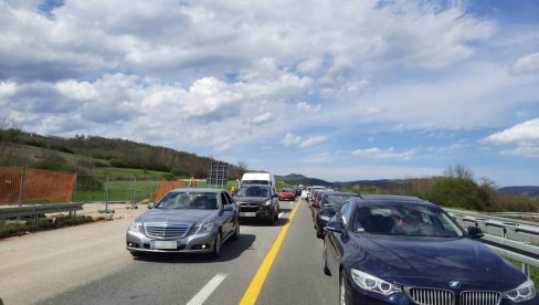 ОБАВЕШТЕЊЕ ЗА ВОЗАЧЕ: Успорен саобраћај на Милошу Великом, због незгоде за возила отворена само претицајна трака ОБАВЕШТЕЊЕ ЗА ВОЗАЧЕ: Успорен саобраћај на Милошу Великом, због незгоде за возила отворена само претицајна трака