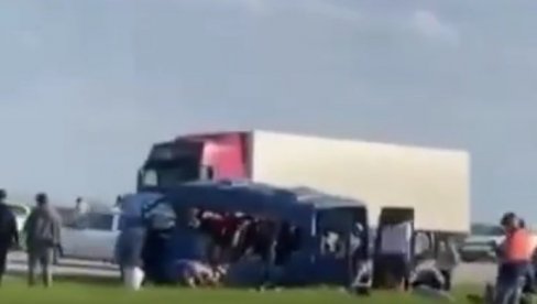 ЈЕЗИВ СНИМАК СА АУТО-ПУТА: Погледајте шта се дешава на месту несреће у Русији где је погинуло шесторо деце (ВИДЕО) ЈЕЗИВ СНИМАК СА АУТО-ПУТА: Погледајте шта се дешава на месту несреће у Русији где је погинуло шесторо деце (ВИДЕО)