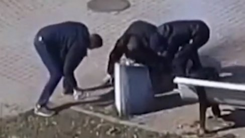 ЕКСПЛОДИРАЛА БАТЕРИЈА ТЕЛЕФОНА, МУШКАРАЦ У БОЛНИЦИ: Језиви снимак - све се димило, пролазници гасили ватру (ВИДЕО) ЕКСПЛОДИРАЛА БАТЕРИЈА ТЕЛЕФОНА, МУШКАРАЦ У БОЛНИЦИ: Језиви снимак - све се димило, пролазници гасили ватру (ВИДЕО)