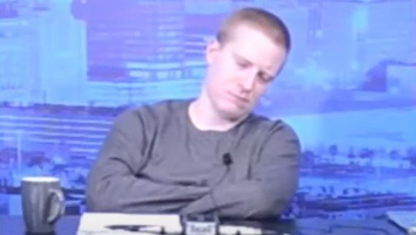 ТЕША ТЕШАНОВИЋ ИЗАЗВАО ЛАВИНУ СМЕХА: Заспао усред емисије, глава пада од умора (ВИДЕО) ТЕША ТЕШАНОВИЋ ИЗАЗВАО ЛАВИНУ СМЕХА: Заспао усред емисије, глава пада од умора (ВИДЕО)