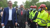 ПОЧЕЛА ИЗГРАДЊА ФРУШКОГОРСКОГ КОРИДОРА: Председник поручио - Србија мора још снажније да иде напред (ФОТО/ВИДЕО) ПОЧЕЛА ИЗГРАДЊА ФРУШКОГОРСКОГ КОРИДОРА: Председник поручио - Србија мора још снажније да иде напред (ФОТО/ВИДЕО)