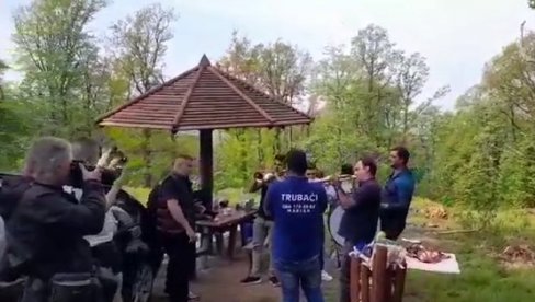 KAKO BEOGRAĐANI PROVODE 1. MAJ: Na Avali manje ljudi nego prethodnih godina, primetan veliki broj saobraćajne policije (VIDEO) KAKO BEOGRAĐANI PROVODE 1. MAJ: Na Avali manje ljudi nego prethodnih godina, primetan veliki broj saobraćajne policije (VIDEO)