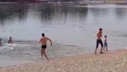 PRVOMAJSKO KUPANJE NA ADI CIGANLIJI: Izletnici slave praznik rada i brčkaju se u beogradskom moru (FOTO/VIDEO) PRVOMAJSKO KUPANJE NA ADI CIGANLIJI: Izletnici slave praznik rada i brčkaju se u beogradskom moru (FOTO/VIDEO)