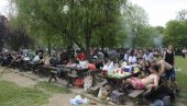 GUŽVA NA ADI CIGANLIJI: Slavi se uz muziku i roštilj, a mere se ne poštuju (FOTO/VIDEO) GUŽVA NA ADI CIGANLIJI: Slavi se uz muziku i roštilj, a mere se ne poštuju (FOTO/VIDEO)