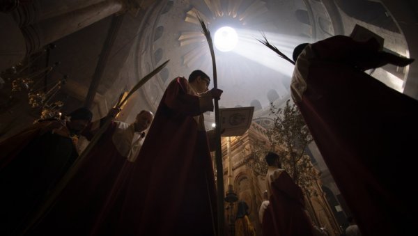ЧУДО У ЈЕРУСАЛИМУ: Благодатни огањ сишао у Храм Гроба Господњег (ФОТО) ЧУДО У ЈЕРУСАЛИМУ: Благодатни огањ сишао у Храм Гроба Господњег (ФОТО)
