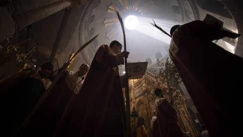 ЧУДО У ЈЕРУСАЛИМУ: Благодатни огањ сишао у Храм Гроба Господњег (ФОТО) ЧУДО У ЈЕРУСАЛИМУ: Благодатни огањ сишао у Храм Гроба Господњег (ФОТО)
