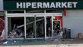 ЕКСПЛОЗИЈА У ТРЖНОМ ЦЕНТРУ У МОДРИЧИ: Лопови минирали и опљачкали банкомат (ФОТО)