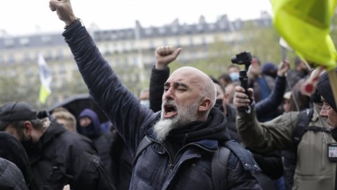 DEMONSTRACIJE ŠIROM SVETA, CRVENE ZASTAVE I POLICIJA U KLINČU: Stotine hiljada ljudi na ulicama povodom 1. maja DEMONSTRACIJE ŠIROM SVETA, CRVENE ZASTAVE I POLICIJA U KLINČU: Stotine hiljada ljudi na ulicama povodom 1. maja