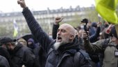 DEMONSTRACIJE ŠIROM SVETA, CRVENE ZASTAVE I POLICIJA U KLINČU: Stotine hiljada ljudi na ulicama povodom 1. maja DEMONSTRACIJE ŠIROM SVETA, CRVENE ZASTAVE I POLICIJA U KLINČU: Stotine hiljada ljudi na ulicama povodom 1. maja
