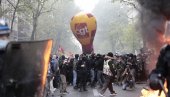 NEMIRI U PARIZU: Flašama i petardama na policiju, upotrebljen suzavac (FOTO+VIDEO) NEMIRI U PARIZU: Flašama i petardama na policiju, upotrebljen suzavac (FOTO+VIDEO)