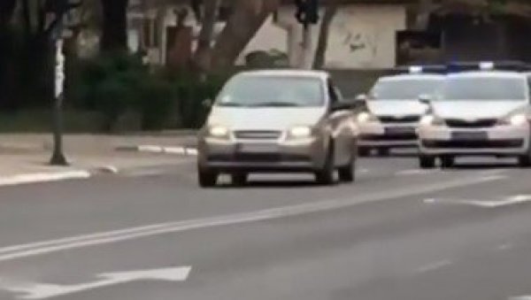 БЕЖАО ОД ПОЛИЦИЈЕ, СУДАРИО СЕ И ПОГИНУО: Снимак полицијске потере пред стравичну саобраћајку у Нишу (ВИДЕО) БЕЖАО ОД ПОЛИЦИЈЕ, СУДАРИО СЕ И ПОГИНУО: Снимак полицијске потере пред стравичну саобраћајку у Нишу (ВИДЕО)