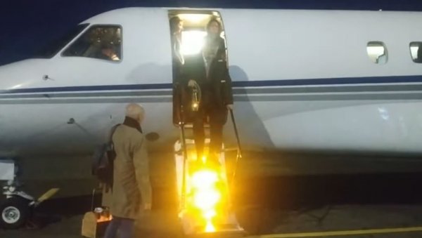 ДОЧЕКАЛИ ГА СВЕШТЕНИЦИ: Благодатни огањ специјалним авионом стигао из Израела у Москву (ВИДЕО) ДОЧЕКАЛИ ГА СВЕШТЕНИЦИ: Благодатни огањ специјалним авионом стигао из Израела у Москву (ВИДЕО)