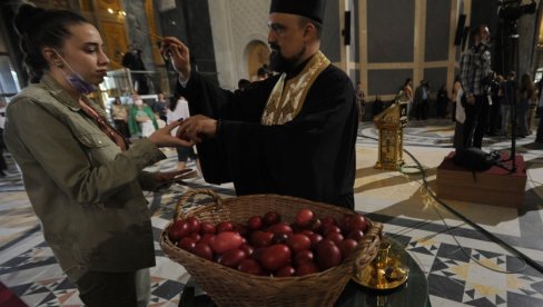 НАЈЛЕПШЕ СЛИКЕ ИЗ ХРАМА СВЕТОГ САВЕ: Патријарх Порфирије служио литургију, делила се васкршња јаја, а највише су уживали малишани (ФОТО) НАЈЛЕПШЕ СЛИКЕ ИЗ ХРАМА СВЕТОГ САВЕ: Патријарх Порфирије служио литургију, делила се васкршња јаја, а највише су уживали малишани (ФОТО)