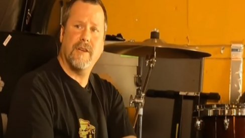 NEMA DOBRE RAKIJE BEZ SRPSKE: Basista legendarnog benda Fejt No Mor izvozi šljivovicu sa Goča u Ameriku NEMA DOBRE RAKIJE BEZ SRPSKE: Basista legendarnog benda Fejt No Mor izvozi šljivovicu sa Goča u Ameriku