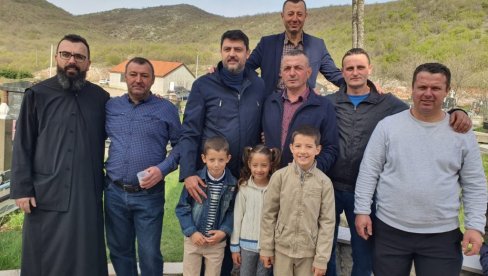 ДА СЕ ЦРНА ГОРА ВИШЕ НИКАДА НЕ ПРОДА ЗА 30 СРЕБРЊАКА: Амбасадор Божовић из родног места послао Васкршњу поруку (ФОТО) ДА СЕ ЦРНА ГОРА ВИШЕ НИКАДА НЕ ПРОДА ЗА 30 СРЕБРЊАКА: Амбасадор Божовић из родног места послао Васкршњу поруку (ФОТО)