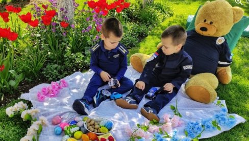 УСКРШЊА ЧЕСТИТКА МУП-а: Министарство унутрашњих послова уз најлепше фотографије честитало празник грађанима (ФОТО) УСКРШЊА ЧЕСТИТКА МУП-а: Министарство унутрашњих послова уз најлепше фотографије честитало празник грађанима (ФОТО)