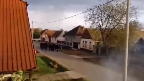 VIKALI SRBE ĆEMO KLATI: Vukovarska policija privela 14 muškaraca zbog skandala u Borovom Selu VIKALI SRBE ĆEMO KLATI: Vukovarska policija privela 14 muškaraca zbog skandala u Borovom Selu