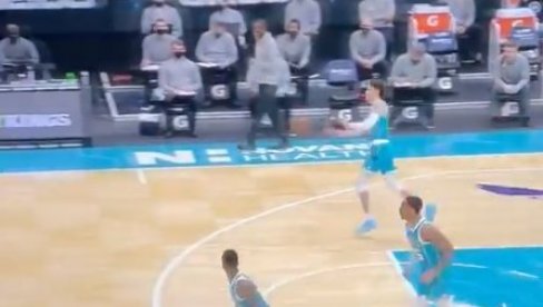 AMERIKA JE POLUDELA ZA OVOM ASISTENCIJOM: Ovo se retko viđa, preko celog terena (VIDEO) AMERIKA JE POLUDELA ZA OVOM ASISTENCIJOM: Ovo se retko viđa, preko celog terena (VIDEO)