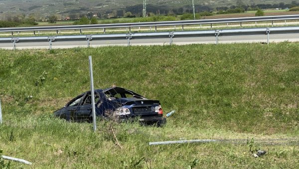 СМРСКАНИ БМВ И СРУШЕНА ОГРАДА: Разлупана кола још на месту несреће у којој је страдала девојка и повређено троје људи (ФОТО) СМРСКАНИ БМВ И СРУШЕНА ОГРАДА: Разлупана кола још на месту несреће у којој је страдала девојка и повређено троје људи (ФОТО)
