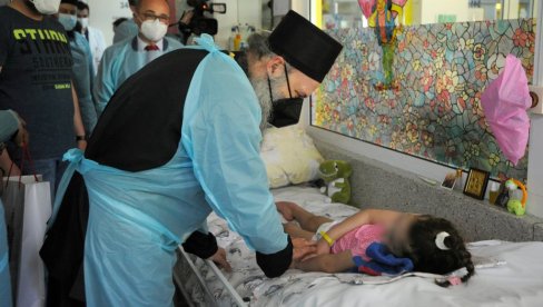 PATRIJARH POSETIO TIRŠOVU I RUČAO SA BESKUĆNICIMA: Poglavar srpske crkve na Vaskrs primerom pokazao šta je najvažnije (FOTO) PATRIJARH POSETIO TIRŠOVU I RUČAO SA BESKUĆNICIMA: Poglavar srpske crkve na Vaskrs primerom pokazao šta je najvažnije (FOTO)