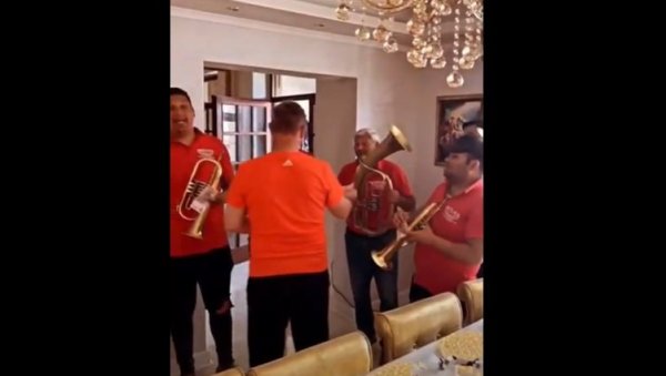 УСКРС У ВИЛИ У СУРЧИНУ Мирко Шијан поставио снимак на Инстаграм! Ту су ташта и свастика, али и трубачи (ВИДЕО) УСКРС У ВИЛИ У СУРЧИНУ Мирко Шијан поставио снимак на Инстаграм! Ту су ташта и свастика, али и трубачи (ВИДЕО)