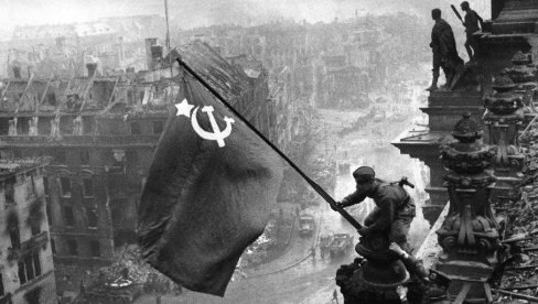 ТАЈНА ФОТОГРАФИЈЕ КОЈА ЈЕ ОБЕЛЕЖИЛА ИСТОРИЈУ: Настала је на данашњи дан пре 76 година, а истина о њој и даље је мистерија! (ФОТО+ВИДЕО) ТАЈНА ФОТОГРАФИЈЕ КОЈА ЈЕ ОБЕЛЕЖИЛА ИСТОРИЈУ: Настала је на данашњи дан пре 76 година, а истина о њој и даље је мистерија! (ФОТО+ВИДЕО)
