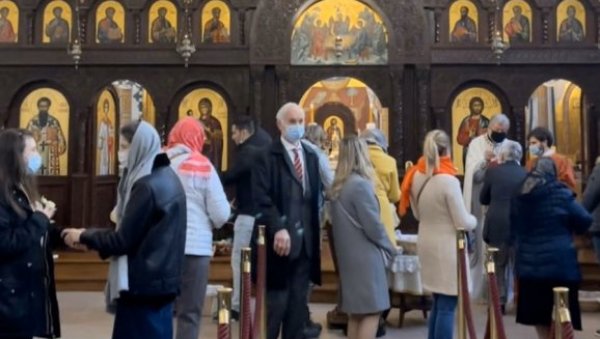 ВАСКРС У ПАРИЗУ: Чланице Кола српских сестара офарбале и поделиле чак две хиљаде јаја (ФОТО) ВАСКРС У ПАРИЗУ: Чланице Кола српских сестара офарбале и поделиле чак две хиљаде јаја (ФОТО)