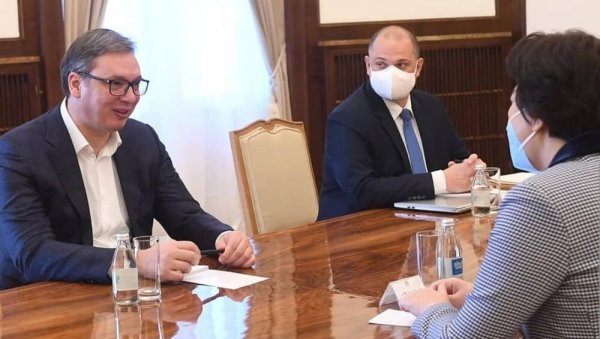 ВУЧИЋ СЕ САСТАО СА ЧЕН БО: Председник разговарао с амбасадорком Кине ВУЧИЋ СЕ САСТАО СА ЧЕН БО: Председник разговарао с амбасадорком Кине