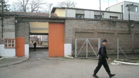 ПРОВАЛИО У ПРИВАТНУ ПОЛИКЛИНИКУ И УКРАО НОВАЦ: Ухваћен након пљачке и спроведен у „Забелу“ ПРОВАЛИО У ПРИВАТНУ ПОЛИКЛИНИКУ И УКРАО НОВАЦ: Ухваћен након пљачке и спроведен у „Забелу“