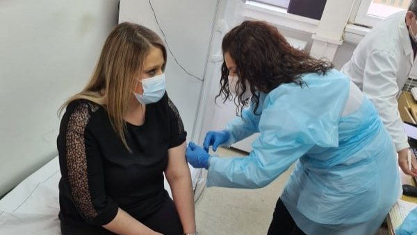 ВАКЦИНАЦИЈА ЈЕ МОРАЛНА ОДГОВОРНОСТ: Председница општине Трговиште примила прву дозу, позвала суграђане на имунизацију ВАКЦИНАЦИЈА ЈЕ МОРАЛНА ОДГОВОРНОСТ: Председница општине Трговиште примила прву дозу, позвала суграђане на имунизацију
