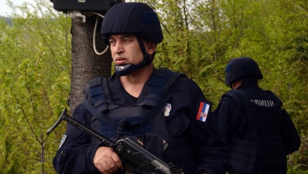 ШТА СЕ ДЕШАВА У КОПНЕНОЈ ЗОНИ БЕЗБЕНОСТИ? Вулин са припадницима ове јединице (ФОТО) ШТА СЕ ДЕШАВА У КОПНЕНОЈ ЗОНИ БЕЗБЕНОСТИ? Вулин са припадницима ове јединице (ФОТО)
